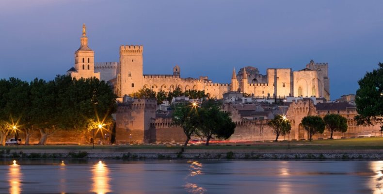 cc_avignon_palais_des_papes_dusk_vertical_3840_16x9